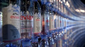 Des bouteilles d'eau Évian lors de l'inauguration de la nouvelle usine d'embouteillage d'eau minérale d'Évian, à Amphion-les-Bains (Haute-Savoie), le 12 septembre 2017.