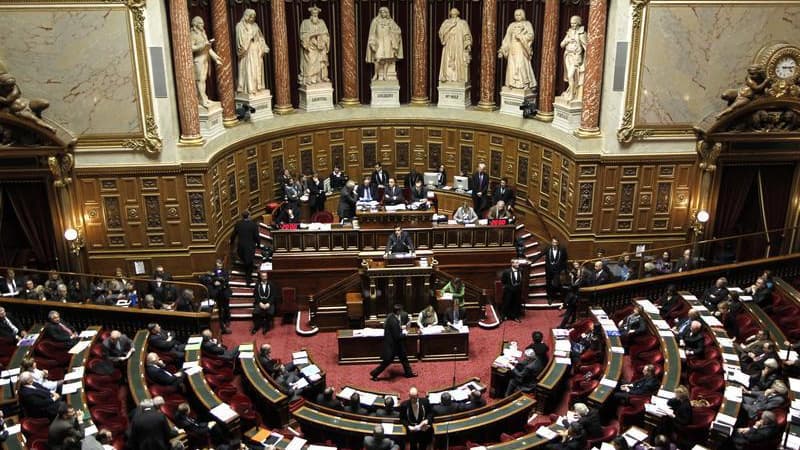 Après les députés, les sénateurs ont entériné jeudi le projet de loi bancaire qui obligera les établissements financiers à loger, d'ici 2015, leurs activités les plus spéculatives dans des filiales financées de façon autonome. /Photo d'archives/REUTERS/Ch