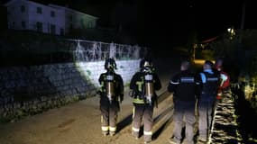 Des gendarmes et pompiers devant une maison visée par une explosion, le 8 octobre 2023 à Vico, en Corse