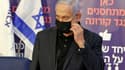 Le Premier ministre israélien Benjamin Netanyahu avant de se faire injecter le vaccin contre le Covid-19 développé par les sociétés BioNTech/Pfizer à l'hôpital Sheba, situé à Ramat Gan, près de Tel-Aviv, le 19 décembre 2020