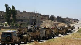 Des forces gouvernementales irakiennes sur une route conduisant à la ville de Tal Afar le 9 juin 2017