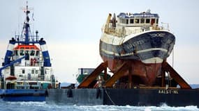 "Le Bugaled Breizh", immatriculé au Guilvinec (Finistère) remorqué jusqu'au port de Brest, le 13 juillet 2004.