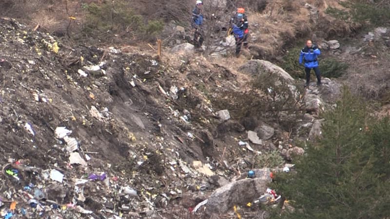 Des gendarmes sur les lieux du crash de l'A320 de la Germanwings. 