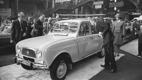 Renault veut relancer une version de la 4L, un modèle mythique de l'histoire de Renault qui fête ses 60 ans cette année (ici lors de sa présentation à Paris en 1961).