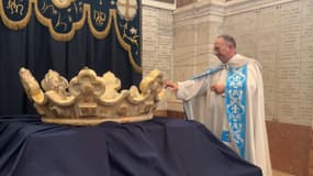 Large d'1,5 mètre et lourde de 150 kg, la couronnes de la vierge dorée est présentée au public le temps de sa restauration. 