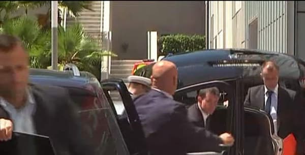 Manuel Valls et François Hollande arrivent à l'hôpital Pasteur à Nice.