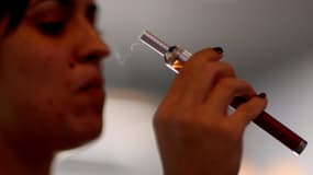 Le lancement d'une cigarette électronique à l'extrait de cannabis présentée comme "100% légale" suscite des interrogations de la part de spécialises.