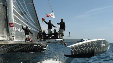 L'équipage de "L'Hydroptère" quitte la baie de Los Angeles (Etats-Unis) le 22 juin 2015