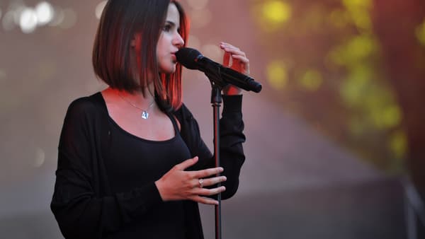 Marina Kaye lors d'un concert en juillet 2016.