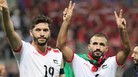 Les Palestiniens Mahmoud Wadi et Oday Kharoub après leur qualification pour les huitièmes de la Coupe d'Asie, le 23 janvier 2024