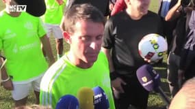 Manuel Valls en short et crampons pour un match de charité
