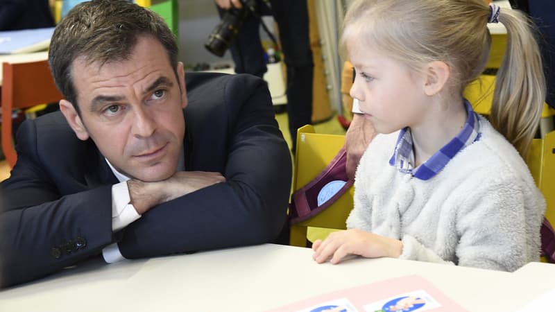 Le 11 mars, le ministre de la Santé Olivier Véran rencontrait les élèves d'une école pour évoquer les nouvelles mesures d'hygiène