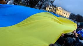 Un grand drapeau ukrainien déployé place de la Lafayette à Washington, DC, pour protester contre l'invasion russe de l'Ukraine, le 24 février 2022