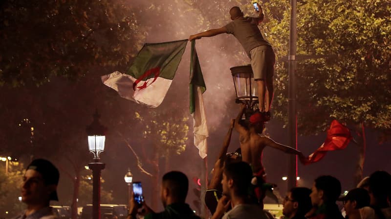 Des supporteurs de l'équipe d'Algérie dans les rues de Paris.