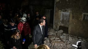 Le ministre de l'Intérieur Christophe Castaner visite le quartier de Rouviere après le séisme au Teil, au Sud-Est de la France, le 12 novembre 2109