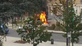 Image de la voiture en feu envoyée par le témoin BFMTV loulou93240.