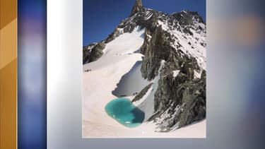 Le lac qui s'est formé sur le Mont-Blanc.