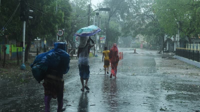 Des résidents marchent jusqu'à un abri avant l'arrivée prévue du cyclone Amphan à Digha, au Bengale occidental, le 20 mai 2020.