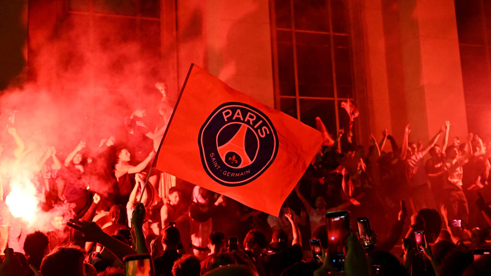 Sacre du psg: cinq interpellations et une dizaine de véhicules incendiés dans le nord