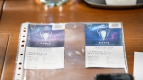 Un vrai billet et un faux billet côte à côte, la ressemblance est frappante