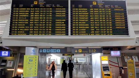 A l'aéroport de Bilbao. Dix-neuf aéroports ont été fermés samedi dans le nord de l'Espagne, dont celui de Barcelone, à cause du nuage de cendres dû à l'éruption du volcan islandais Eyjafjöll. /Photo prise le 8 mai 2010/REUTERS/Vincent West