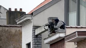 Un tireur d'élite est positionné sur un toit lors de la perquisition de Forest, près de Bruxelles, liée aux attentats du 13 novembre, qui a tourné à la fusillade le 15 mars 2016.