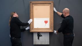 La toile de Banksy en cours d'installation à Baden-Baden. 