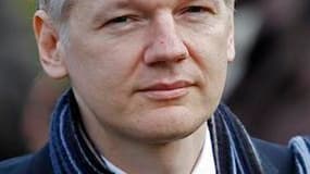 Julian Assange, à son arrivée au tribunal de Belmarsh, à Londres. La justice britannique a accepté jeudi l'extradition du fondateur de WikiLeaks en Suède, où il est accusé de viol. /Photo prise le 24 février 2011/REUTERS/Stefan Wermuth