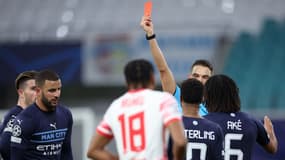 Kyle Walker expulsé par l'arbitre de la rencontre entre Manchester City et le RB Leipzig, le 7 décembre