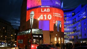 Une estimation en nombre de sièges de la victoire du parti travailliste aux élections projetée à Londres, le 4 juillet 2024