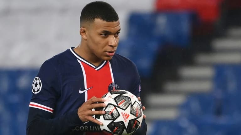L'attaquant du Paris SG Kylan Mbappé avant un penalty contre Barcelone, le 10 mars 2021 au Parc des Princes