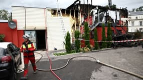 Les secours sur les lieux de l'incendie du gîte de Wintzenheim, dans le Haut-Rhin, le 9 août 2023