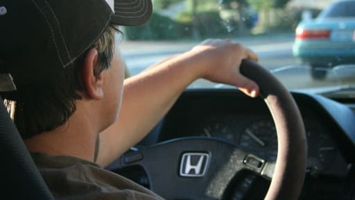 La conduite accompagnée offre un meilleur taux de réussite des jeunes à l'examen du permis.