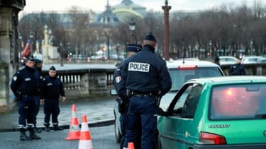 Un contrôle anti-pollution le 10 janvier 2017 place de la Concorde à Paris. La mise en place des restrictions de circulation à l'échelle du Grand Paris doit donner lieu aux premières verbalisations à l'échelle de la métropole.