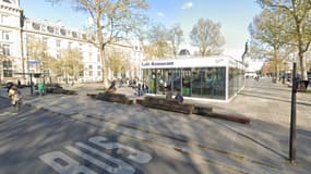 Le Fluctuat Nec Mergitur, sur la place de la République à Paris.