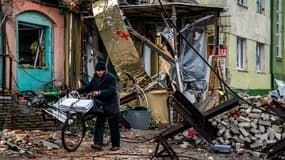 Un habitant pousse son vélo au milieu des débris après des frappes à Bakhmout en Ukraine, le 6 janvier 2023 (photo d'illustration)