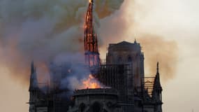 La flèche de Notre-Dame en feu, au moment de son effondrement 