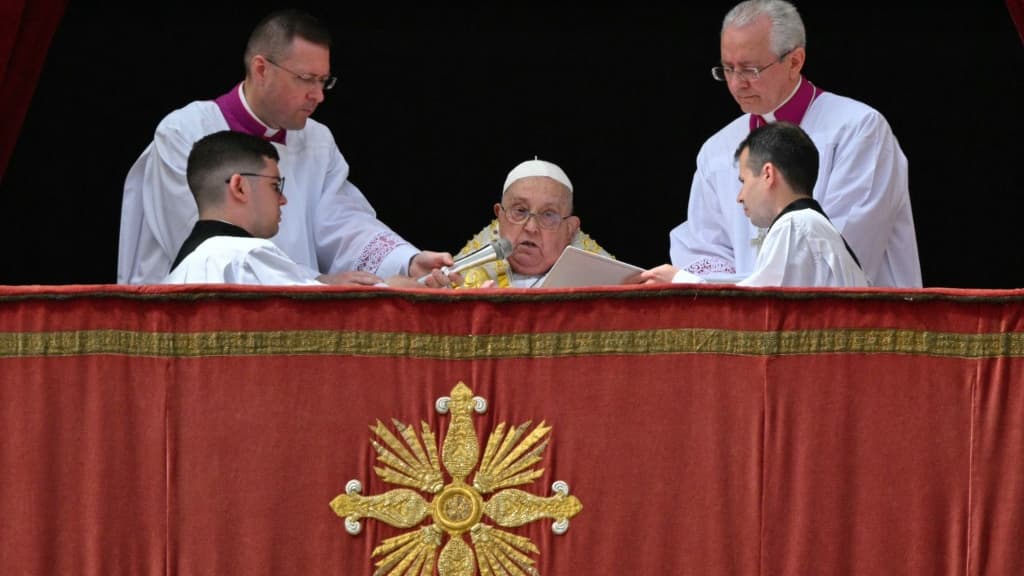 Le pape François en train de prononcer ses derniers mots à la foule place Saint-Pierre, pour Pâques. Le pape François en train de prononcer ses derniers mots à la foule place Saint-Pierre, pour Pâques.
