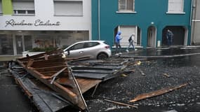 Le toit d'un bâtiment arraché par la tempête Ciaran retombé au milieu d'une rue à Brest le 2 novembre 2023 (photo d'illustration)