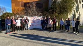 Des parents d'élèves mobilisés devant l'école de Bras-d'Asse le 20 février 2024