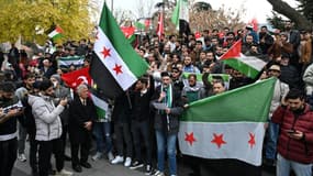 Des Syriens vivant à Trabzon, en Turquie, célèbrent l'effondrement de soixante et un ans de règne du parti Baas en Syrie, le 8 décembre 2024.