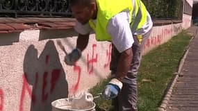Inscriptions antisémites et croix gammées taguées sur la synagogue de Melun (Seine-et-Marne) en juillet 2010.
