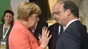 Angela Merkel, Laurent Fabius, et François Hollande s'entretiennent après les révélations d'espionnage réalisées ce mercredi.