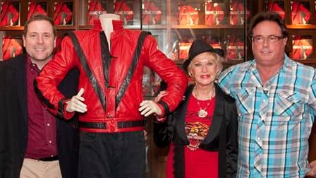 La veste en cuir rouge portée par Michael Jackson dans le clip de "Thriller" a été acquise pour 1,8 million de dollars par un marchand d'or texan dimanche lors d'une vente aux enchères à Beverly Hills. /Photo prise le 26 juin 2011REUTERS/Julien's Auctions