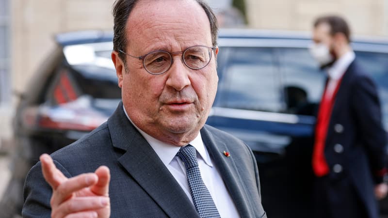 François Hollande le 25 février 2022 à la sortie de l'Elysée après un échange avec Emmanuel Macron sur l'Ukraine 