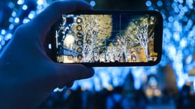 Prendre une photo avec son smartphone - illustration. 
