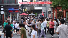 Des touristes se promènent dans la rue Qianmen à Pékin, en Chine, le 10 juillet 2025 (photo d'illustration).