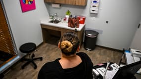 Jasmine, 23 ans, attend de se faire avorter dans une clinique d'avortement de Planned Parenthood à West Palm Beach, en Floride, le 14 juillet 2022. 