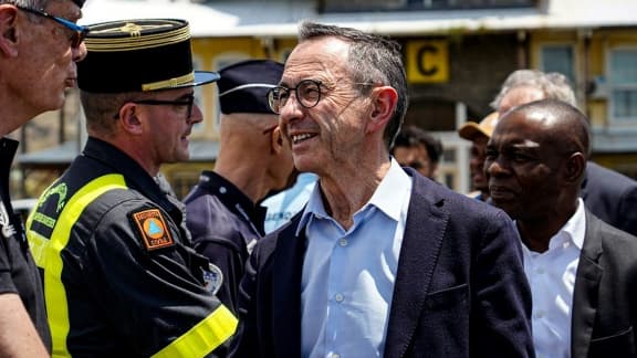 Le ministre de l'Intérieur Bruno Retailleau (C) serre la main de fonctionnaires à son arrivée sur l'archipel français de Mayotte dans l'océan Indien, le 16 décembre 2024, à la suite du passage du cyclone Chido