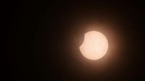 La Lune cache partiellement le Soleil, lors d'une éclipse annulaire, au moment du solstice d'été, observée le 21 juin 2020 à Colombo, la capitale du Sri Lanka